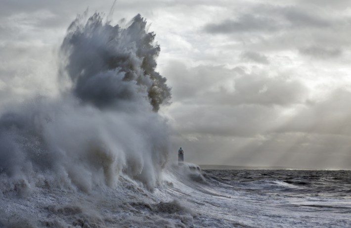 tempete-au-phare-de-porthcawl-de-steve-garrington-03
